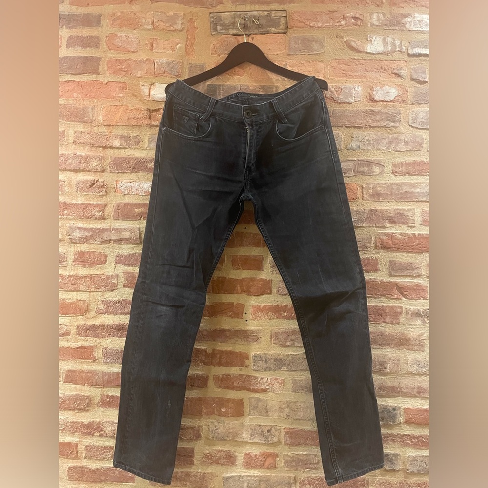 30x32 black Guess Alameda Slim Tapered